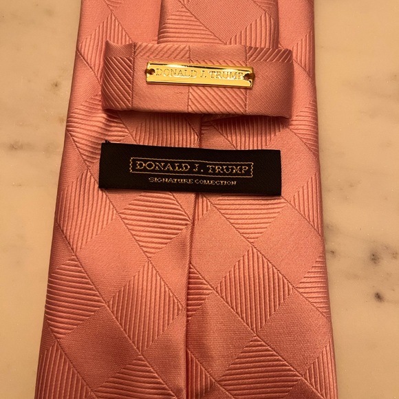 Donald Trump Pink Tie - Picture 3 of 3